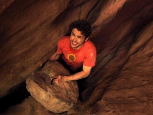 Cade in un canyon e si taglia un braccio per uscire: la storia di Aaron Ralston