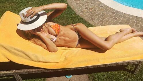 Elena Santarelli, bikini sexy contro gli hater 1