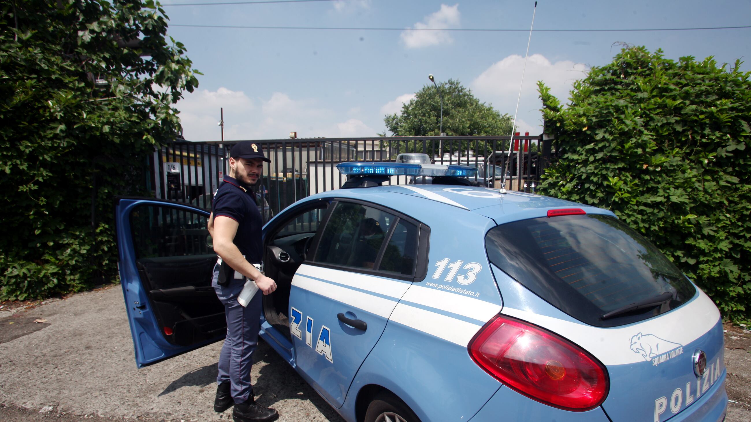 Migrante abusa di minori: di fronte alle scuole mostrava i genitali (e filmava tutto)