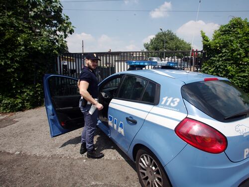 Immigrato spacca il naso a una donna e sfascia auto in sosta: arrestato