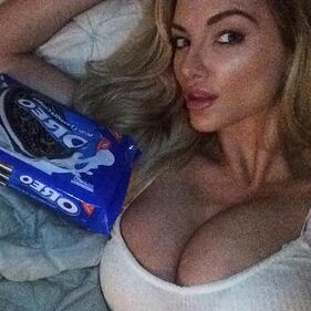 Lindsey Pelas: seno esplosivo su Instagram per la modella americana 6