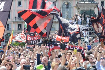 L'amore rossonero per l'ultimo saluto a Berlusconi 1