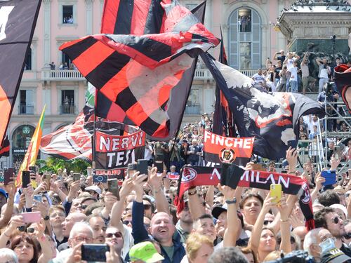 L'amore rossonero per l'ultimo saluto a Berlusconi