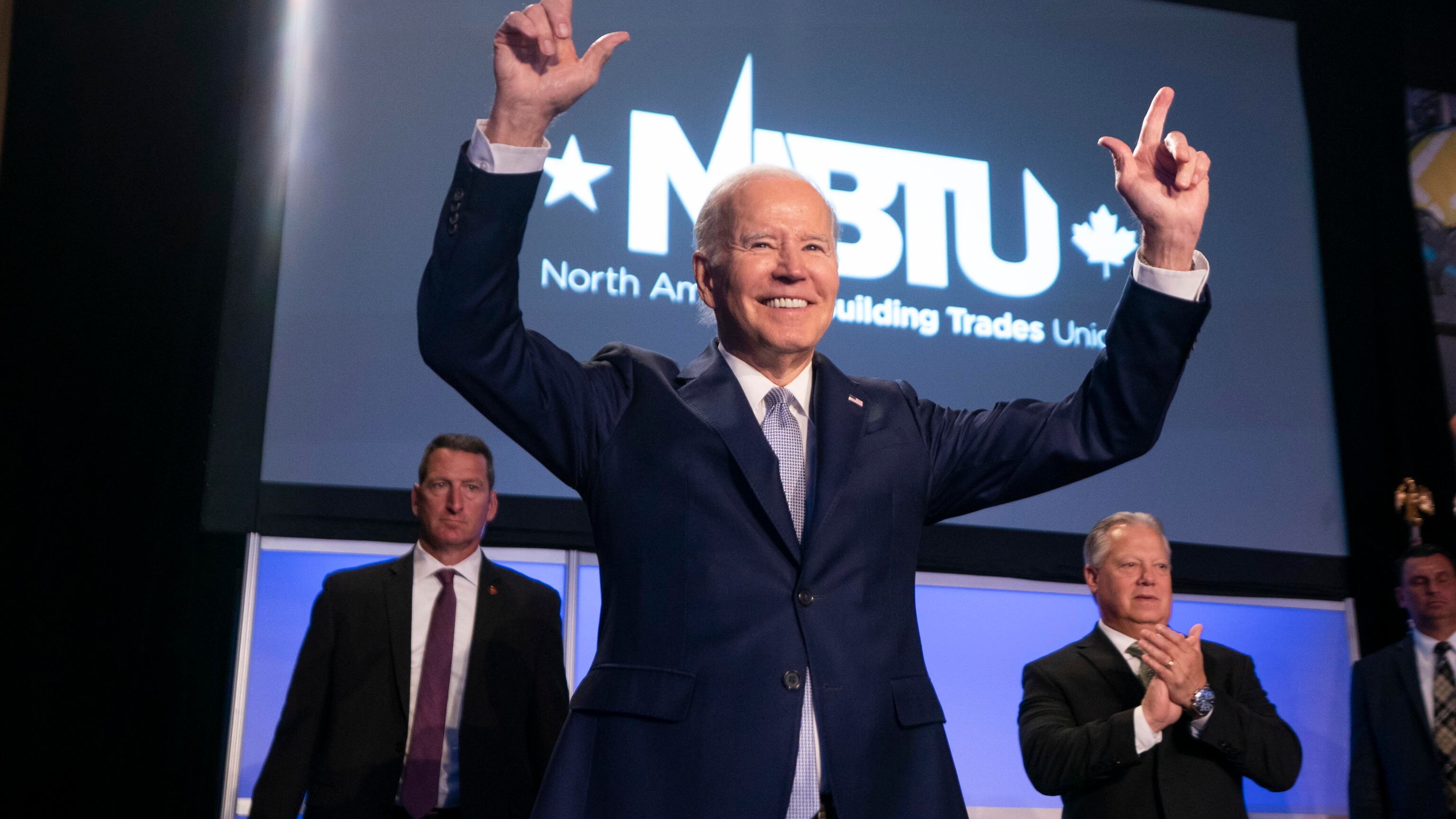 Biden di nuovo in corsa: "Ora finiamo il lavoro" (Ma glissa sugli 80 anni)