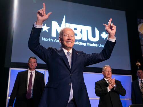 Biden di nuovo in corsa: "Ora finiamo il lavoro" (Ma glissa sugli 80 anni)