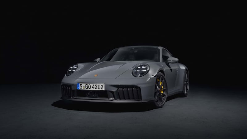 Nuova Porsche 911 GTS 2024, debutta la prima 911 ibrida della storia 5