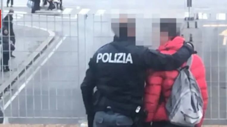 "Lo dedico a mio padre". Premiato il poliziotto che salvò la vita di un uomo a Firenze