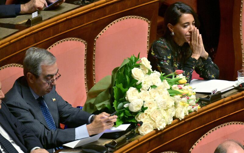 I fiori in Senato sullo scranno di Berlusconi 1