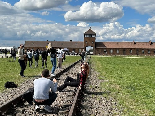 In posa al campo di sterminio di Auschwitz: l'ultima follia dei turisti