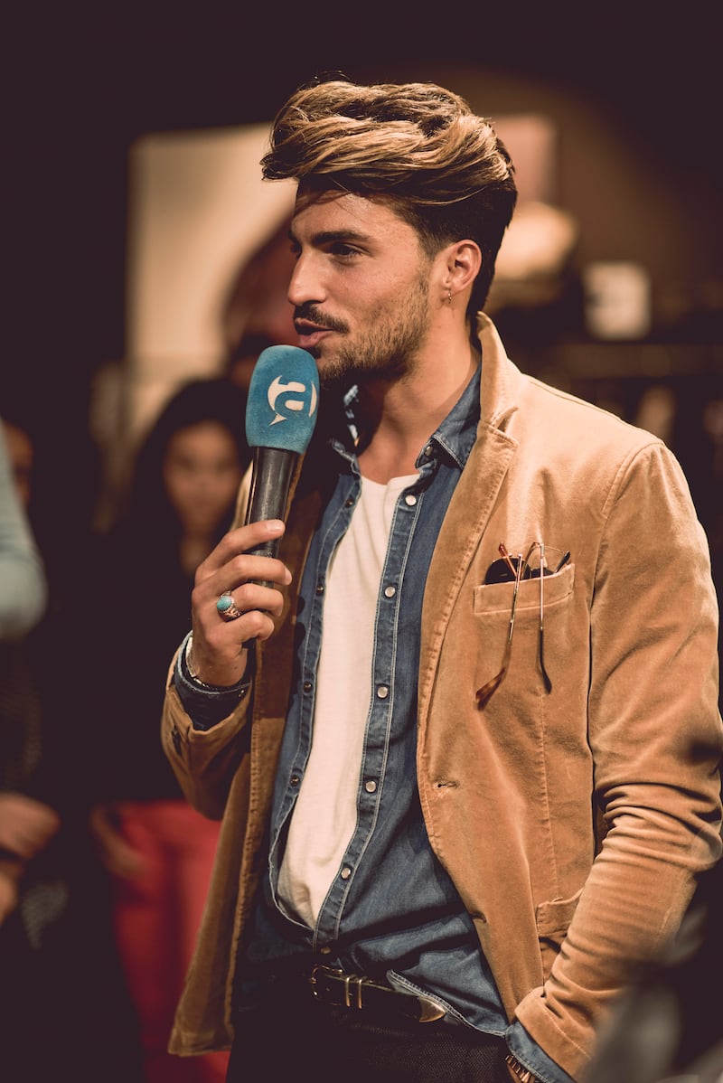 Milano, Mariano Di Vaio "commesso" per un giorno: apre il primo e-shop 6