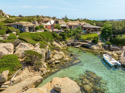Emanuele Filiberto di Savoia, in vendita la villa dell’isola di Cavallo, luogo di un omicidio che segnò la famiglia: la cifra da capogiro