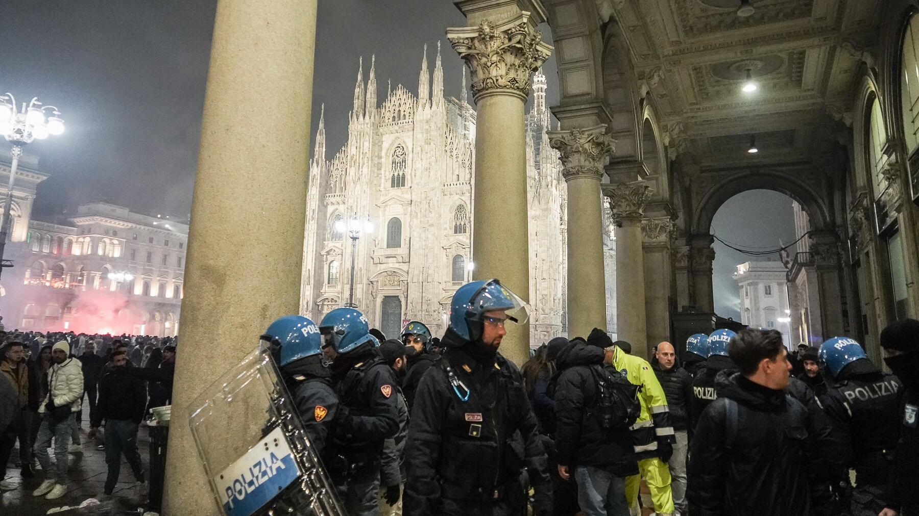 Milano, violenza a Capodanno: incendi e lanci di bottiglie contro la polizia