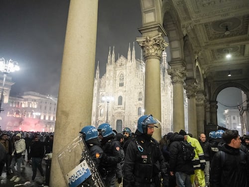 Milano, violenza a Capodanno: incendi e lanci di bottiglie contro la polizia