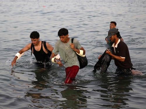 “Non ci ha dato nemmeno l’acqua”. Da “grazie Pedro” alla rivolta anti Sanchez dei migranti