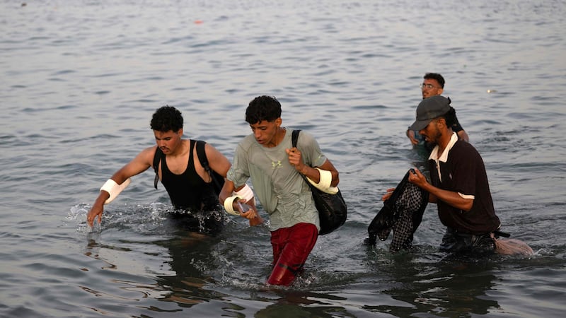 “Non ci ha dato nemmeno l’acqua”. Da “grazie Pedro” alla rivolta anti Sanchez dei migranti