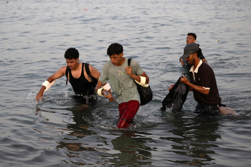 “Non ci ha dato nemmeno l’acqua”. Da “grazie Pedro” alla rivolta anti Sanchez dei migranti