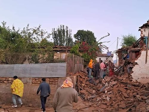 Trema "il tetto del mondo": Nepal devastato da un terremoto, centinaia di morti