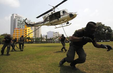 Polvere e prove di forza: gli allenamenti dei commandos thailandesi 11