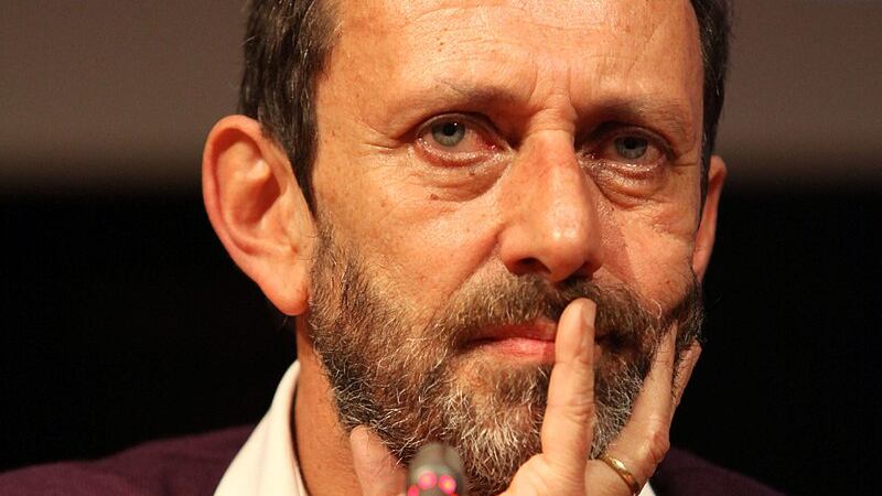 "No al crocifisso nei tg". Serra ora contrattacca: "Satanista tua sorella…"