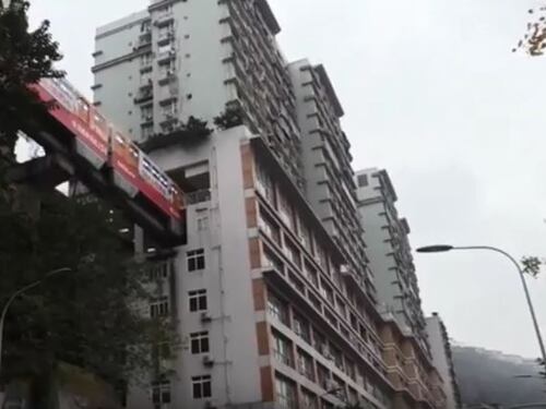 Cina, la fermata della metro è dentro casa
