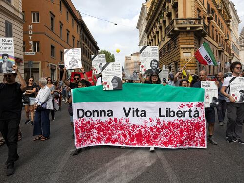 Il pugno degli ayatollah. In cella il papà di Mahsa e spari sui manifestanti