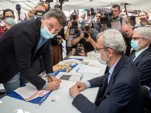Renzi firma i referendum: "Pressione sul Parlamento"