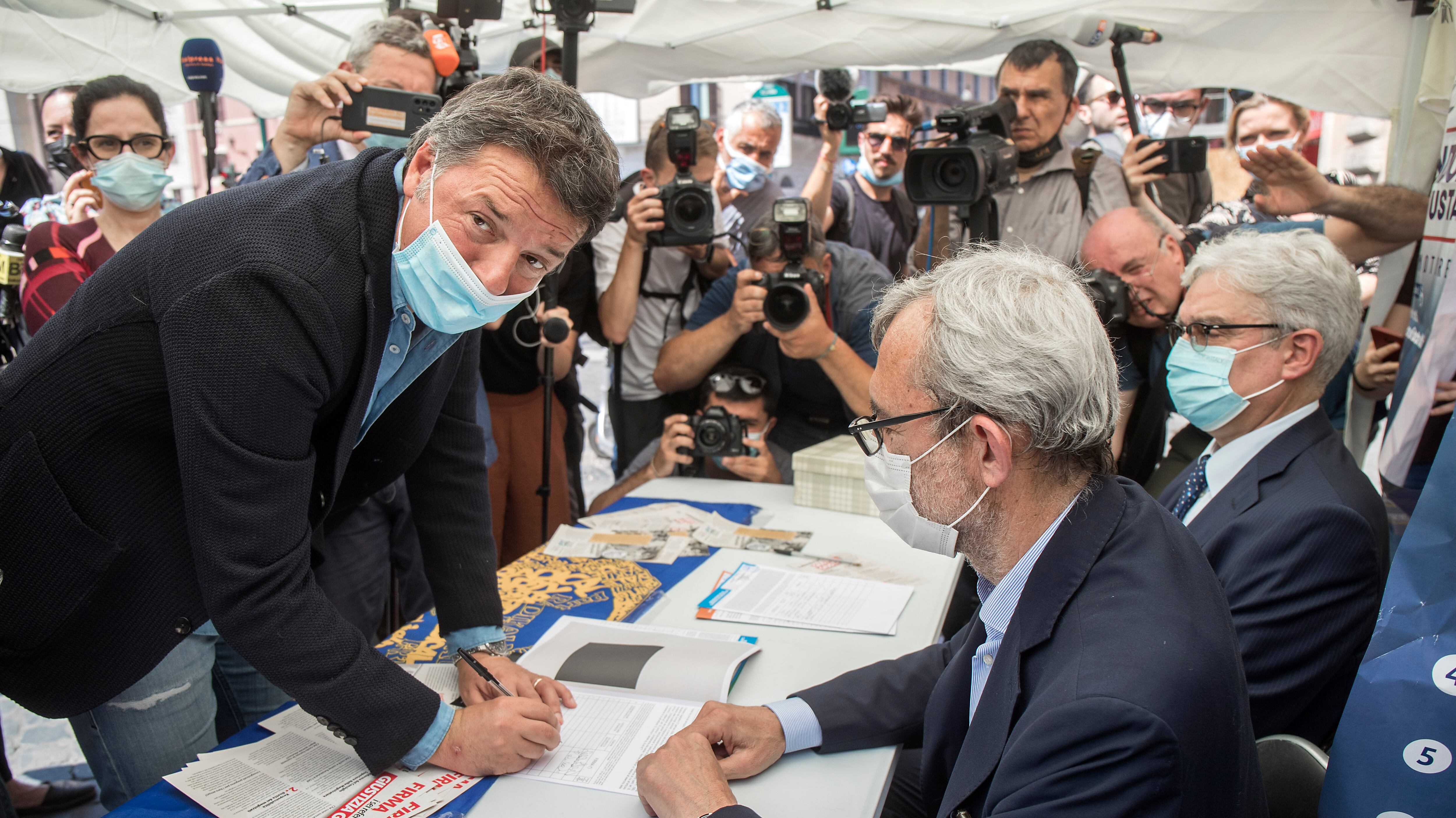 Renzi firma i referendum: "Pressione sul Parlamento"