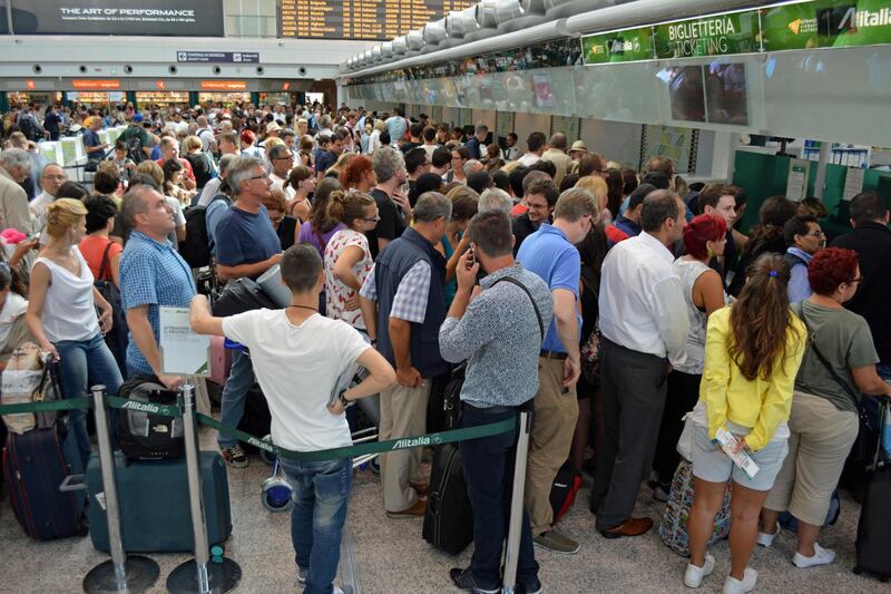 Lunghe file di passeggeri attendono ai check in a Fiumicino 2