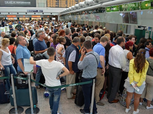 Fiumicino, lunghe file di passeggeri ai check in