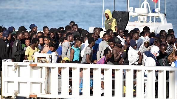 Il Pd vuole togliere ogni limite. I migranti ora possono invaderci