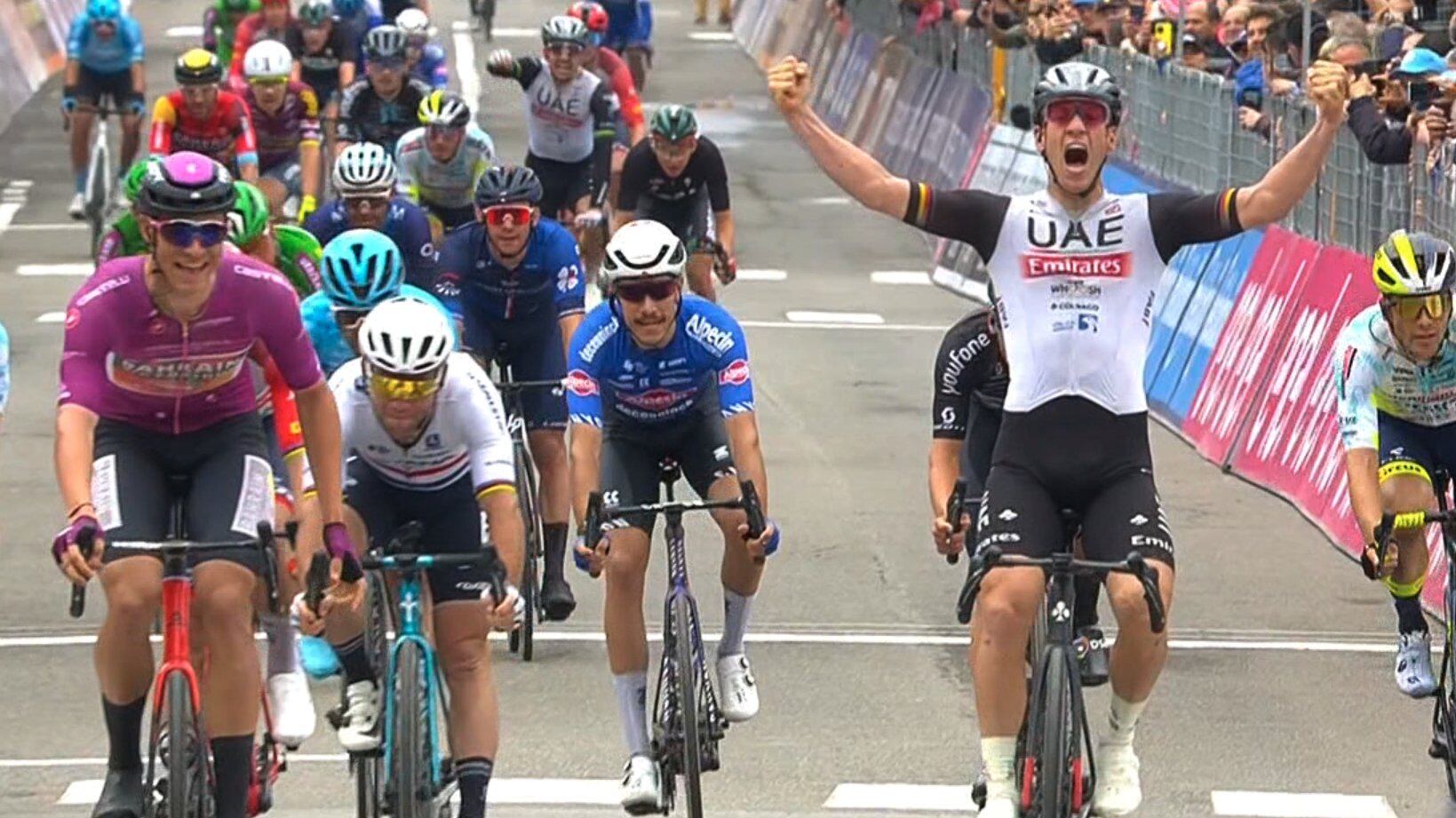 Giro, tanti ritiri e cadute gravi. Ackermann batte al photofinish Milan