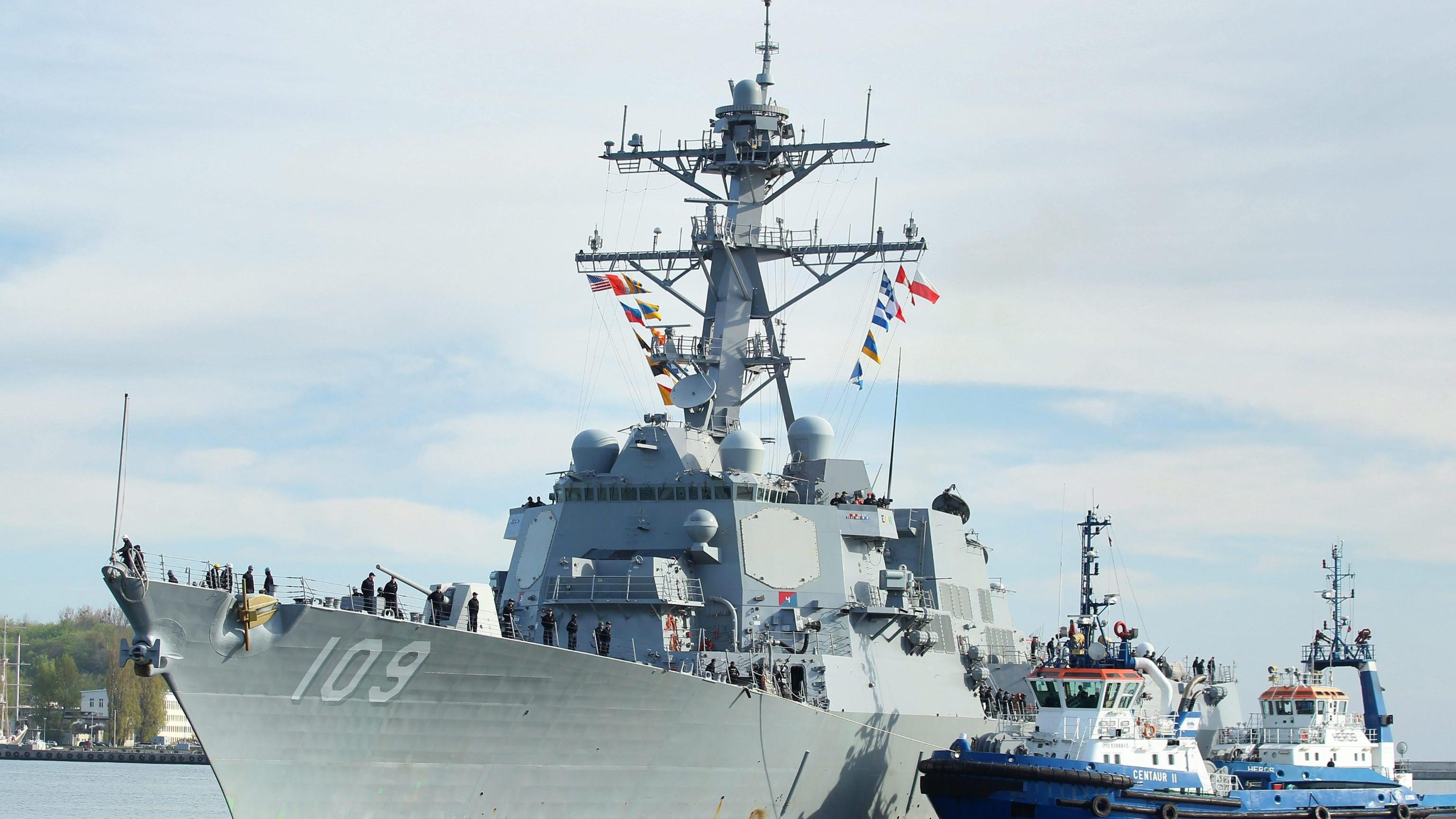 Navi da guerra, sottomarini e aerei spia: Trump invia la flotta contro narcos e Venezuela