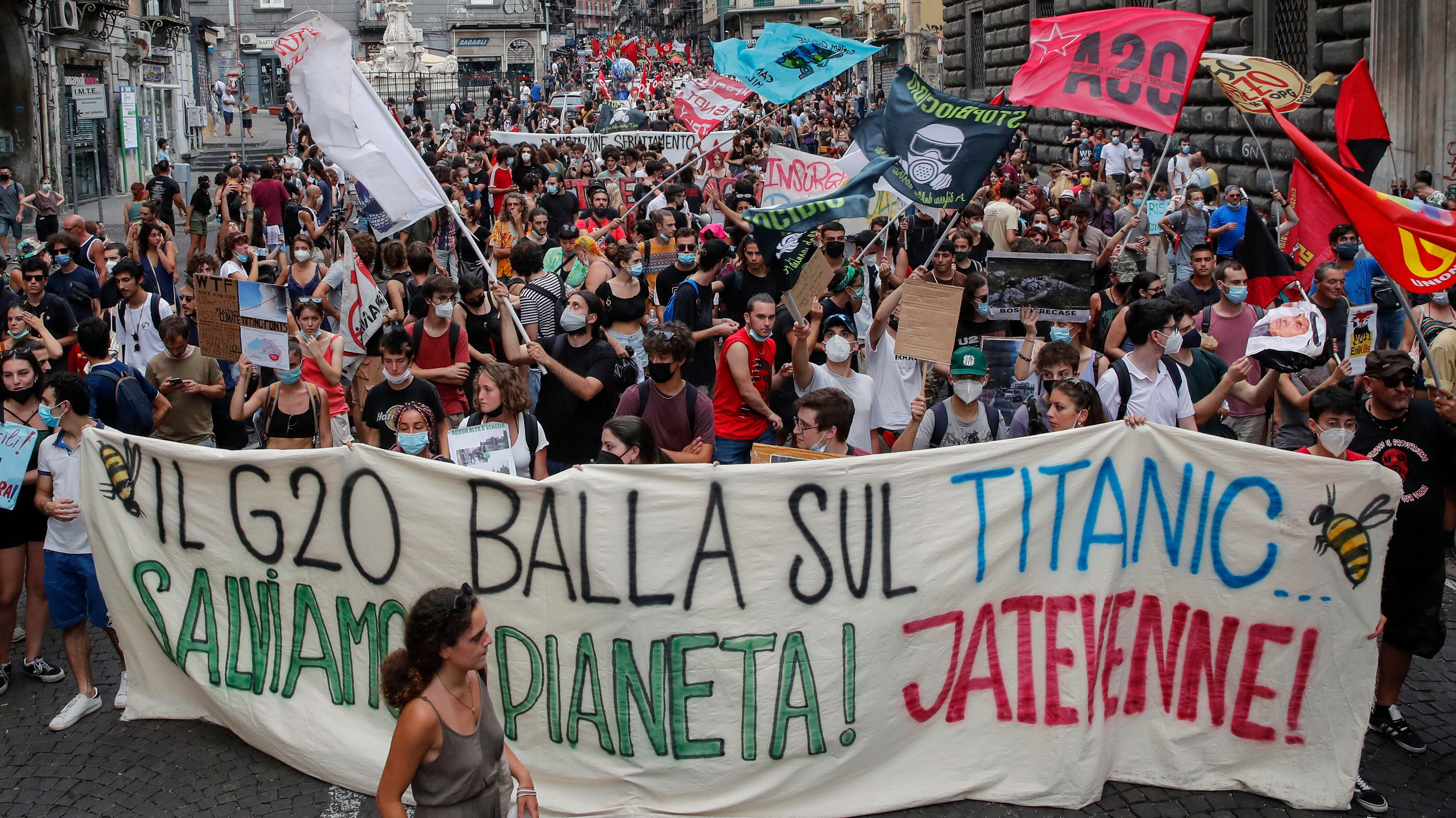 Dai Cobas agli anarchici fino al popolo di Greta: la protesta invade Roma (ma senza fare danni)
