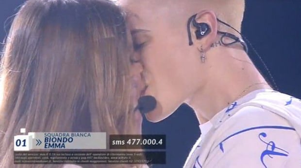 Amici, il bacio tra Emma e Biondo Ma il pubblico in studio li fischia