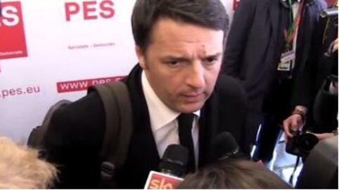Renzi con lo zainetto modello Varoufakis: via agli sfottò in Rete