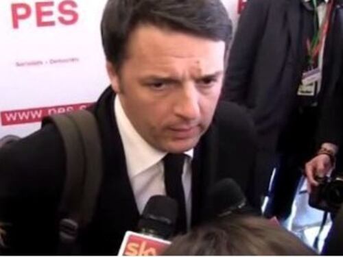 Renzi con lo zainetto modello Varoufakis: via agli sfottò in Rete