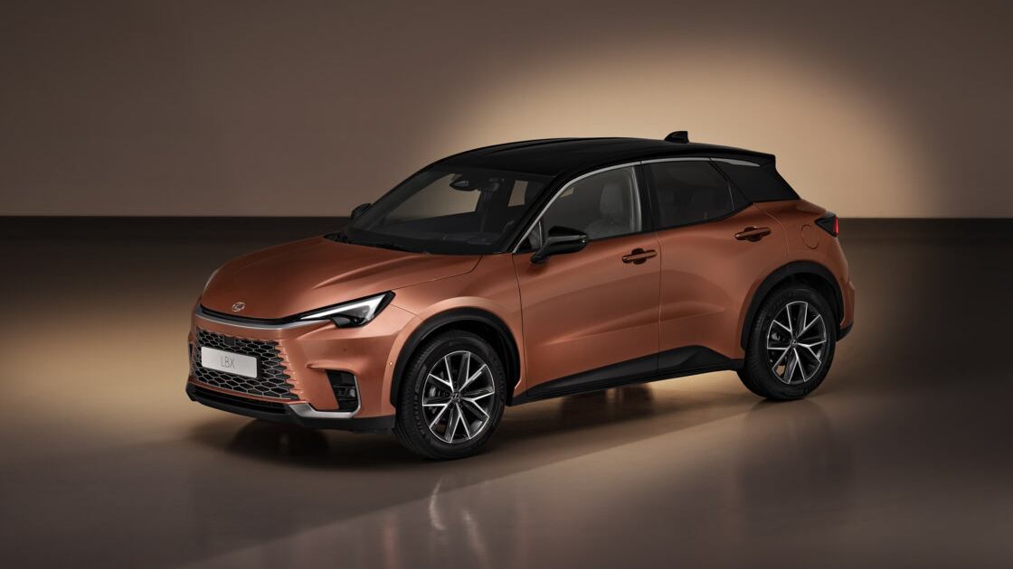 Il nuovo Lexus LBX ibrido riapre la partita dei B-SUV premium
