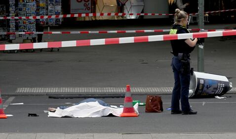 Lo schianto e poi i soccorsi: le immagini da Breitscheidplatz 4