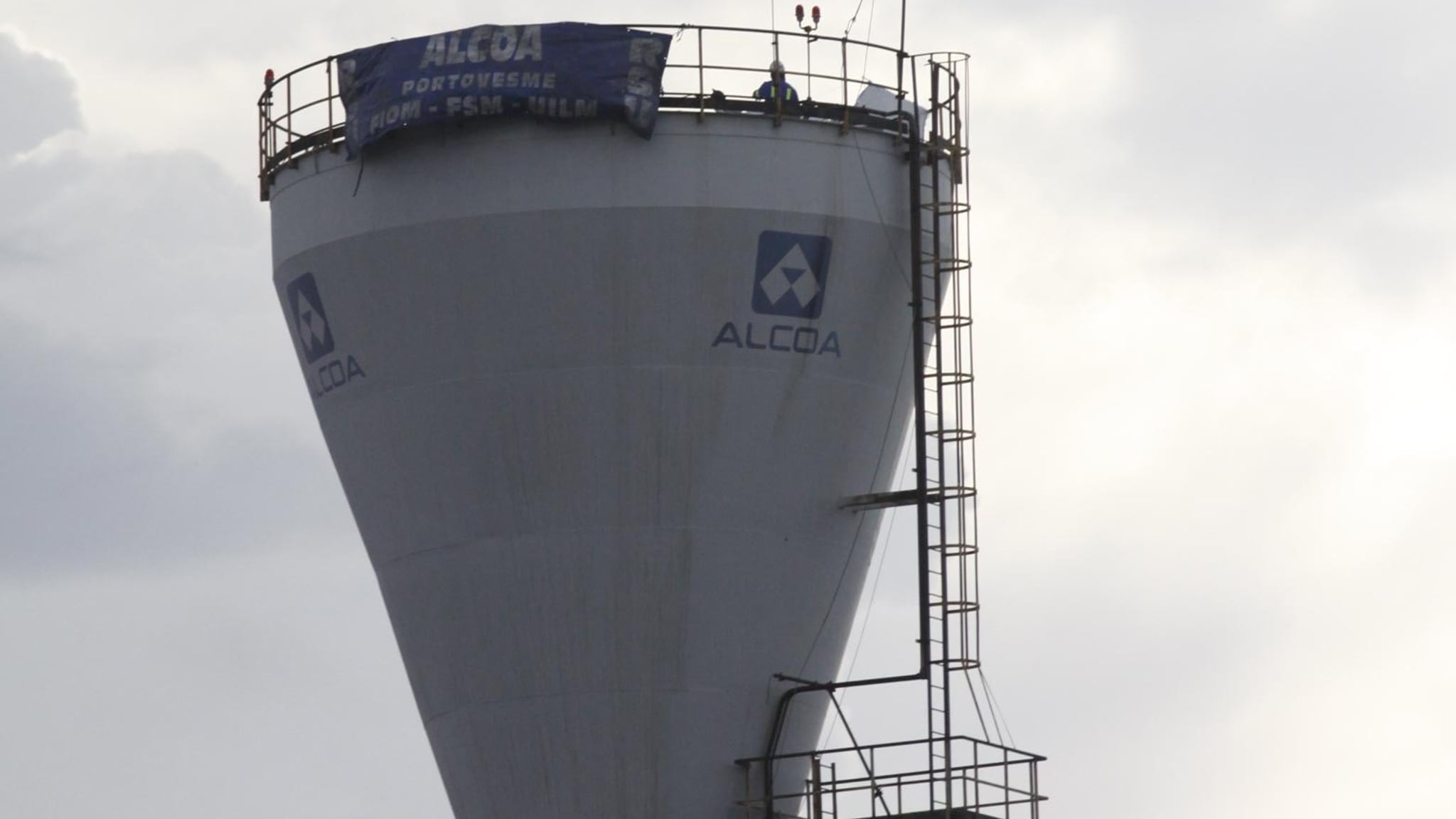 Alcoa, falso l'ordigno trovato sotto un traliccio