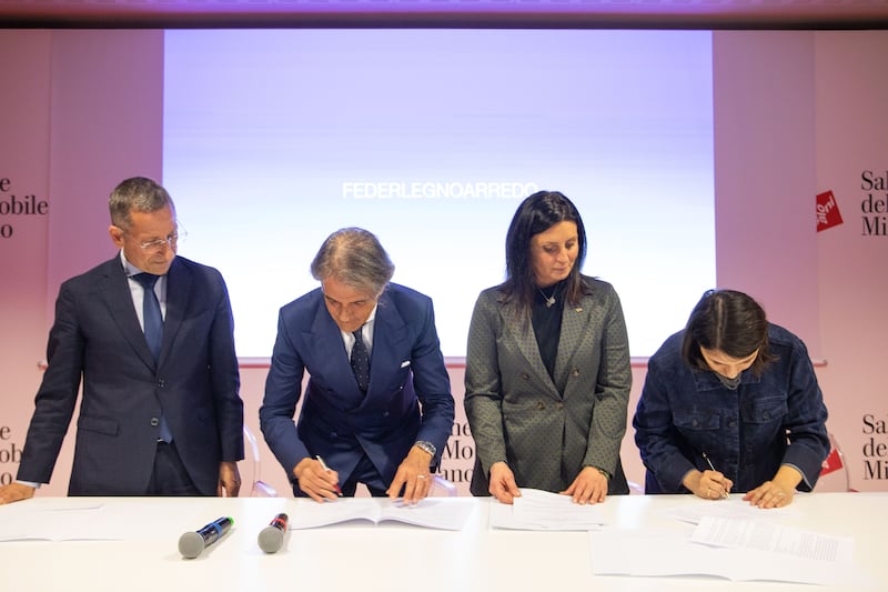 Firma accordo programma Federlegno-Mase-fine vita mobili