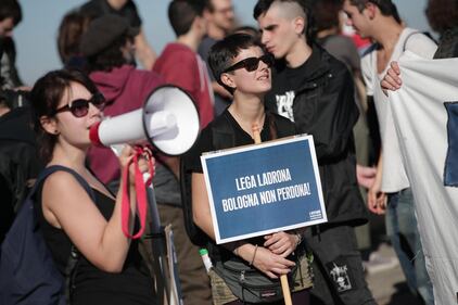 Bologna, calci e uova contro la polizia 6