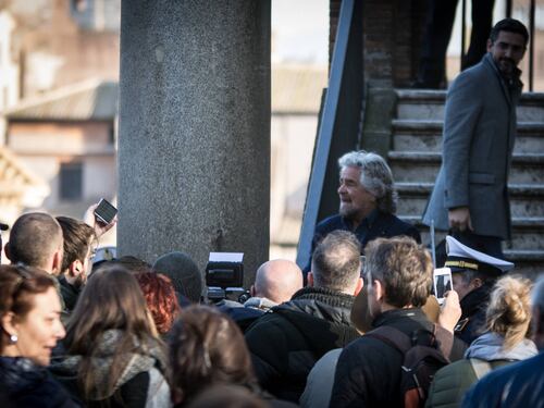 Grillo e Raggi in piazza vanno a soffiare sul fuoco