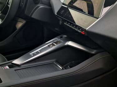 Peugeot 408, le foto del crossover “tuttofare” 19