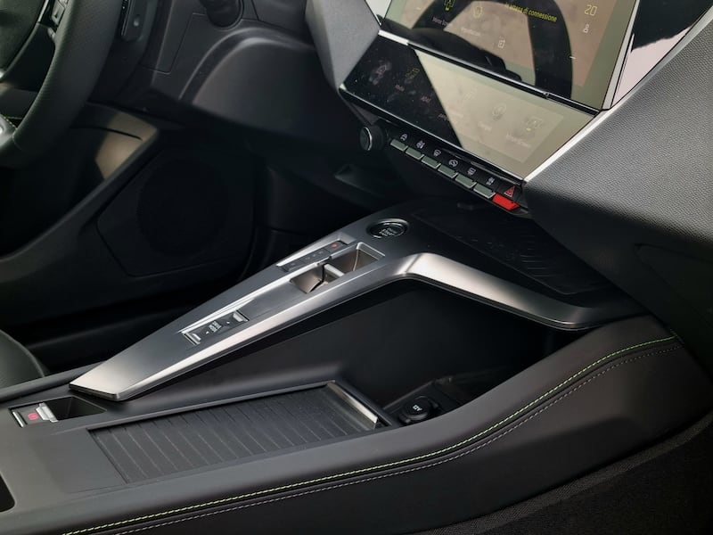 Peugeot 408, le foto del crossover “tuttofare” 19