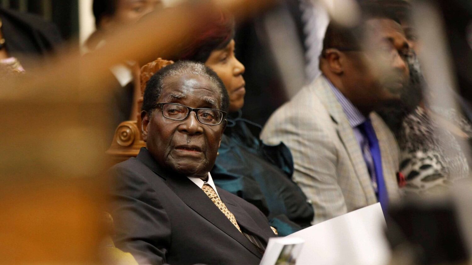 Ultima lacrima del coccodrillo Mugabe: "Il mio spettro vi perseguiterà sempre"