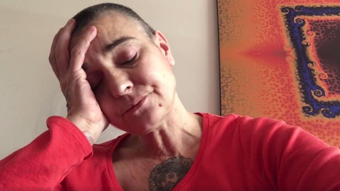 Sinead O’Connor: “Russell Brand fai sesso con me”