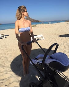 Elena Santarelli sexy in spiaggia 8