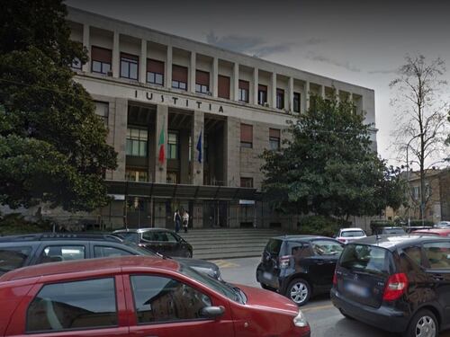Tunisino attira 19enne in un casolare e la stupra: incastrato dal Dna