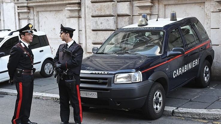 Roma, donna aggredita e rapinata da cubano, salvata dai carabinieri