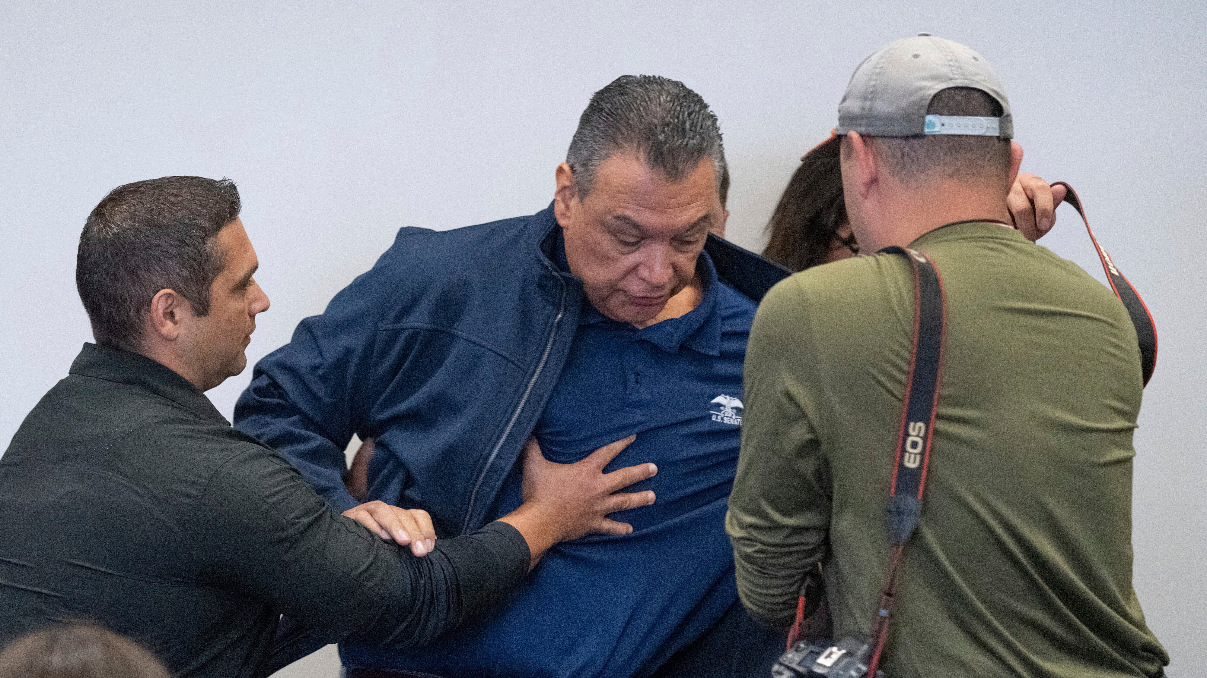 Usa, chi è il senatore democratico messo a terra e ammanettato durante una conferenza stampa